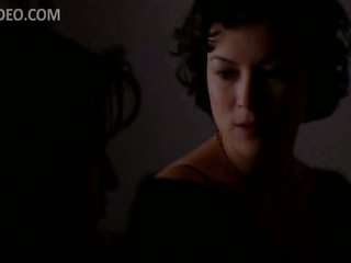 Stunning Babes Gina Gershon and Jennifer Tilly's Hawt Lesbo Sex Scene